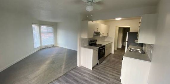 2 bedroom TOP FLOOR fully renovated suite!! Early move-in possible! - Photo 2