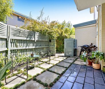Ground Floor Residence with House-like Proportions - Photo 3
