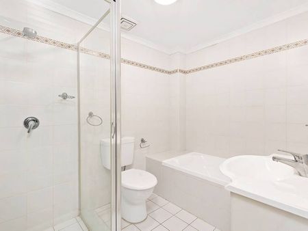 TOWNHOUSE STYLE TWO BEDROOM APARTMENT - Photo 3