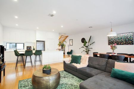 GRAND IN SIZE AND QUALITY - 4 BEDROOM PLUS STUDY - Photo 3