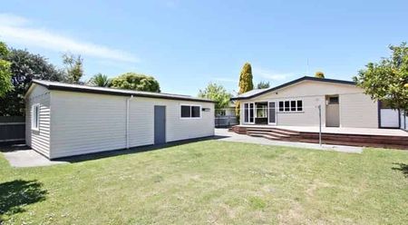 Sunny Family Home - Photo 5