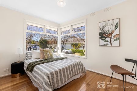 5-Bedroom Family Home in a Peaceful Glen Waverley Cul-de-Sac - Photo 3