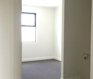 STUNNING TOWNHOUSE IN PRIME LOCATION - EMBRACE THE "CAFE LIFESTYLE" - Photo 2