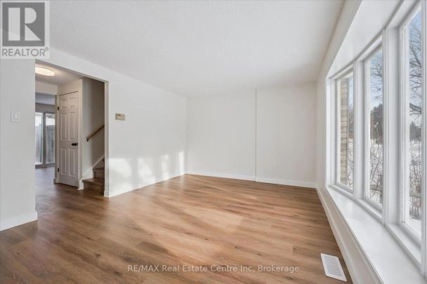 896 ELGIN STREET N - Photo 1