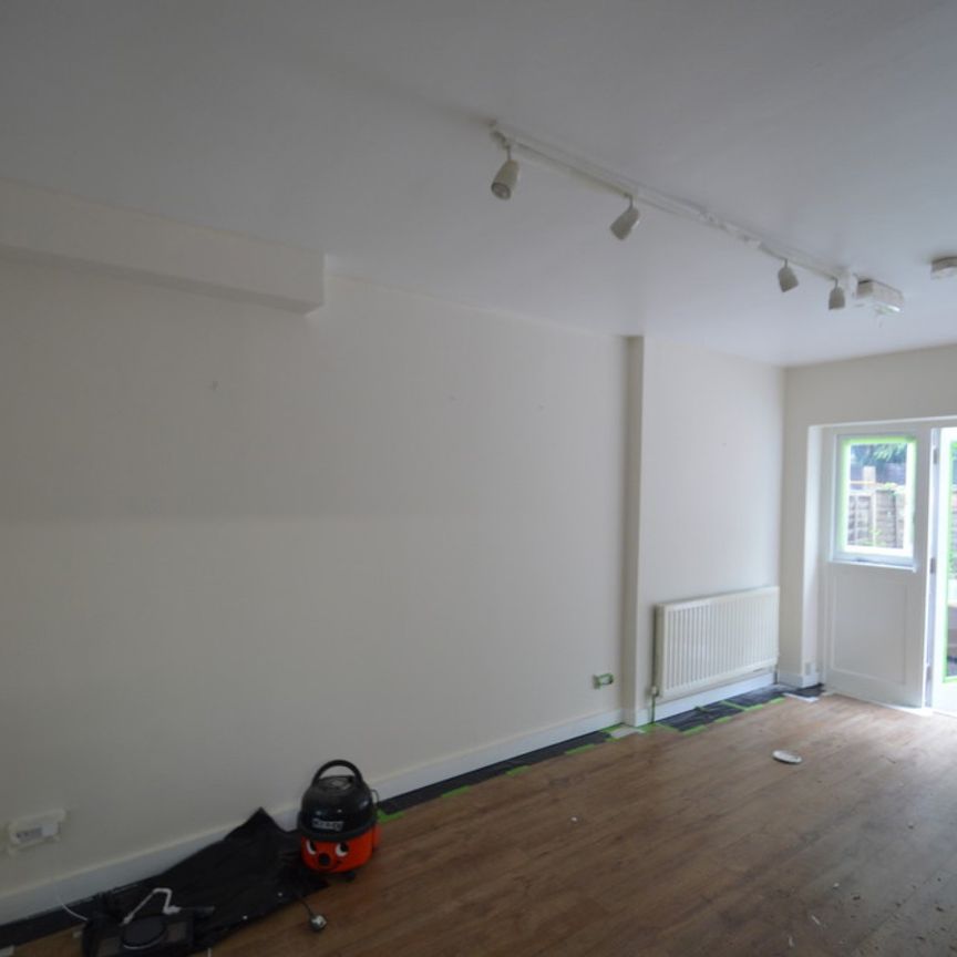 6 bedroom Semi-detached house to rent - Photo 1