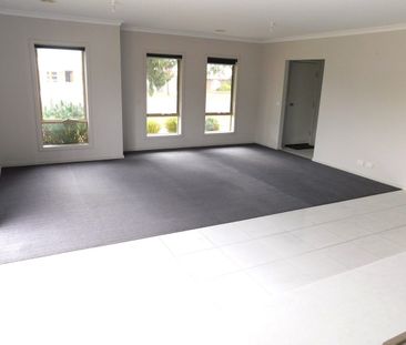 SPACIOUS THREE BEDROOM HOME CLOSE TO ALL AMENITIES - Photo 5