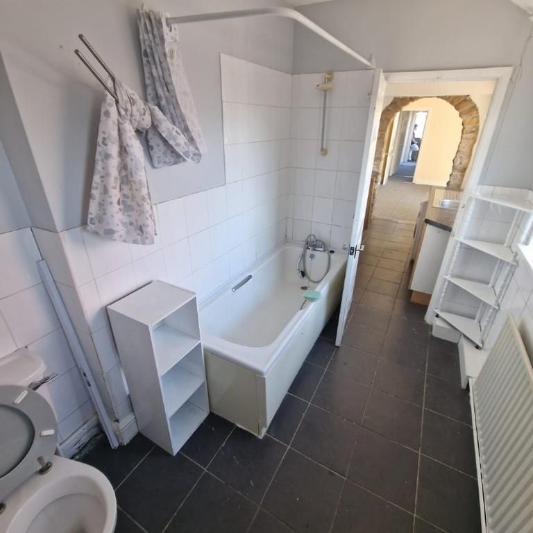 3 bedroom semi-detached house to rent - Photo 1