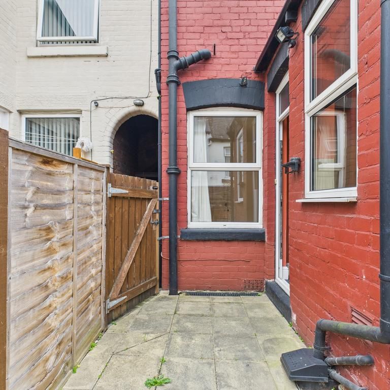 3 bedroom terraced house to rent - Photo 1