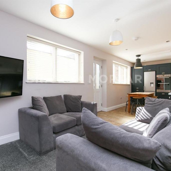 6 bedroom apartment to rent - Photo 1
