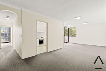 SPACIOUS & BRIGHT APARTMENT IN ULTRA-CONVENIENT LOCATION! - Photo 3