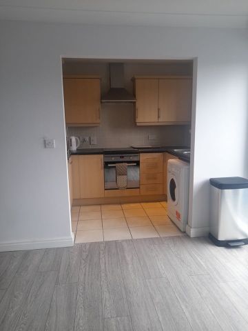 1 Bed Penthouse, Paveley Court, NW7 - Photo 2