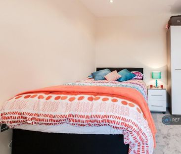 1 bedroom in a house share to rent - Photo 2
