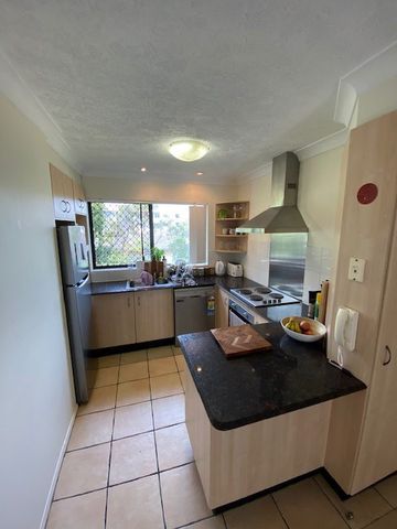 Secure, very well maintained 2 bedroom 2 bathroom apartment close to public transport - Photo 5