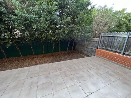 Spacious Two Bedroom Apartment With large Outdoor Area - Photo 2