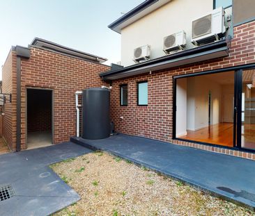 Stunning Townhouse! - Photo 2