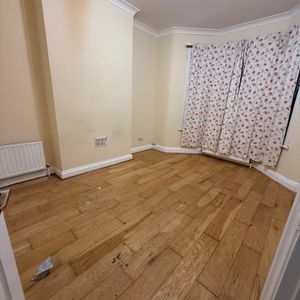 2 Bed Flat, Colchester Avenue, E12 - Photo 2