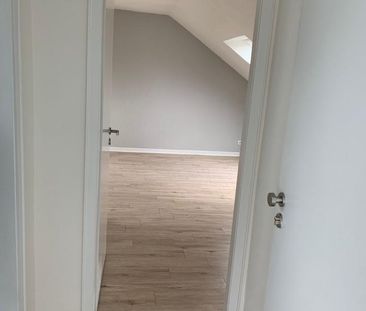 2 Zimmer, Einbauküche und Einbauschrank im Schlafzimmer im 3-Fami - Foto 1