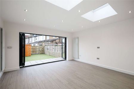 A gorgeous four bedroom family home, which has just been refurbished throughout. - Photo 3