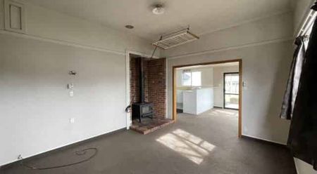 Large 3 bedroom home very close to town - Photo 3