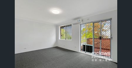 Spacious Townhouse with Garage, Courtyards and Full Brick Charm! - For rent - Photo 2