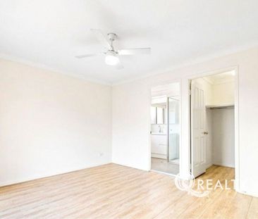 BEAUTIFUL 3 BEDROOM TOWNHOUSE - WATER INCLUDED - Photo 2