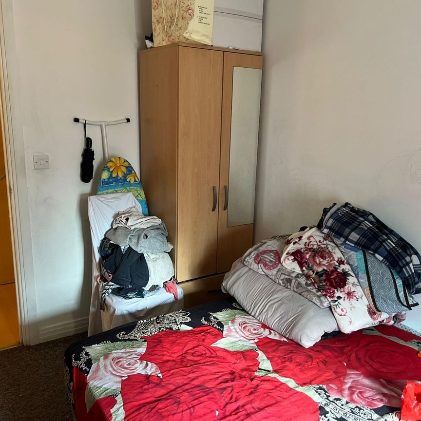 Two Bedroom two bathroom close to barking station - £1850 - Photo 1
