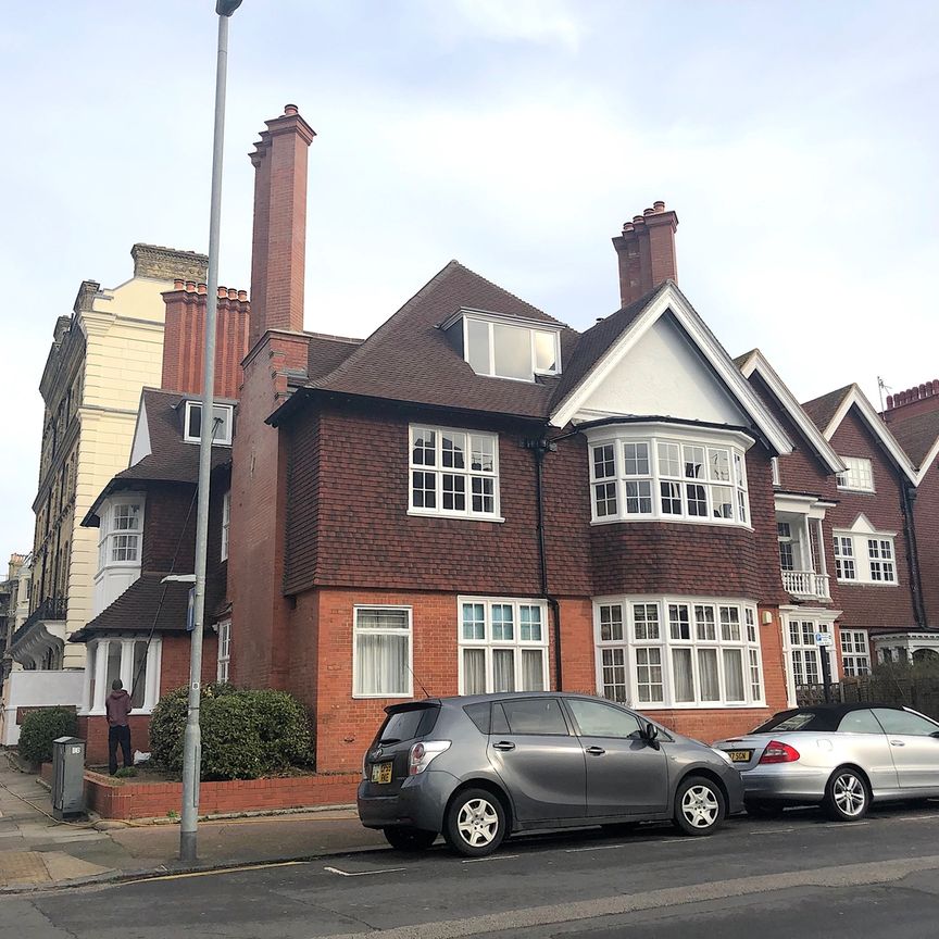 Grand Avenue, Hove BN3 2LF - Photo 1