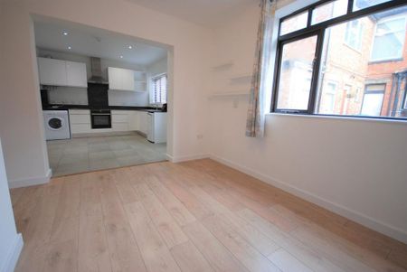 2 bedroom coach house to rent - Photo 3