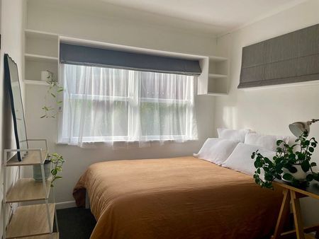 Fully renovated, sun soaked Hillcrest Haven - Photo 4