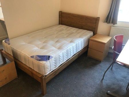 4 bedroom flat to rent - Photo 3