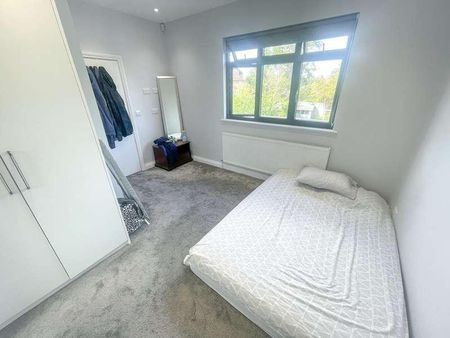 Stunning Bedroom Flat In Fairmead Crescent, HA8 - Photo 5