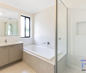 Neat Home In Ascot! - Photo 2