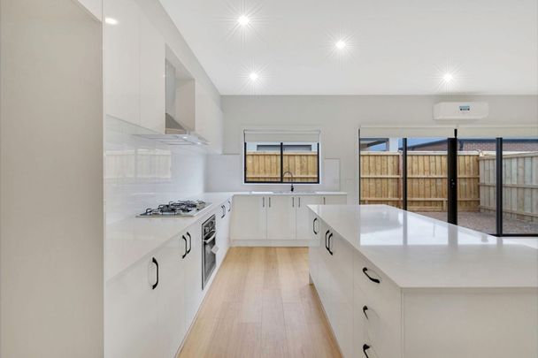 Beautifully Designed 4-Bedroom Family Home in Prime Location - Photo 1