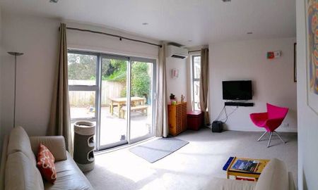 Sunny private 2 bedroom townhouse close to town - Photo 5