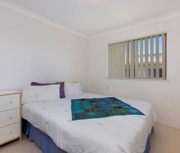 Fully Furnished Self Contained - 2 Bedroom Rooftop Apartment - Photo 6