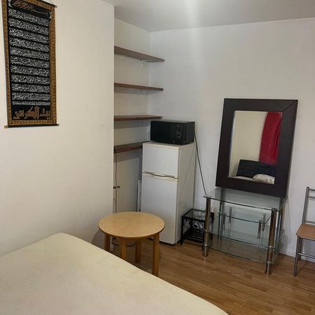 1 bedroom in a house share to rent - Photo 3