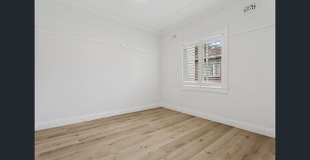 Renovated Beach Front One Bedroom Apartment with study/2nd bedroom - Photo 3