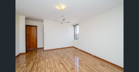 TOP FLOOR 2 X 1 UNIT IN EXCELLENT LOCATION! - Photo 5