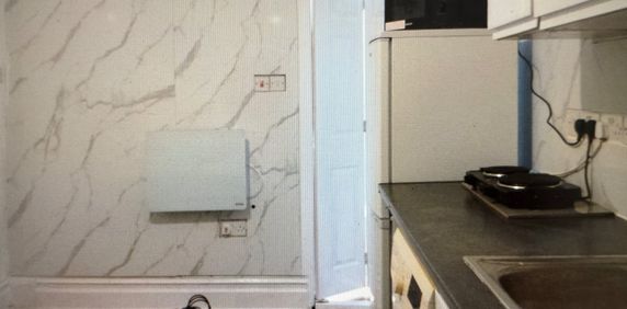 Studio Flat, Lyndhurst Road, LU1 - Photo 2