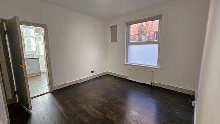 3 bedroom ground floor maisonette to rent - Photo 2