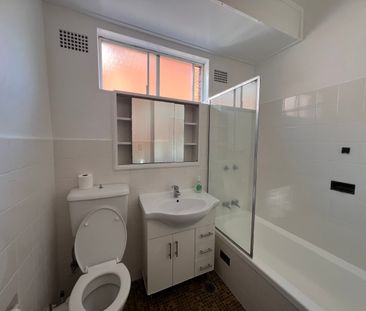 Peaceful parkside retreat with lock up garage & sunny aspect - Photo 1