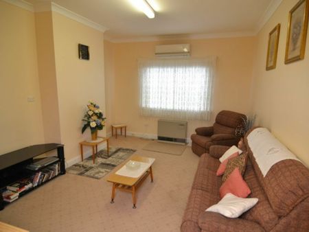 FANTASTIC WEATHERBOARD HOME - Photo 2