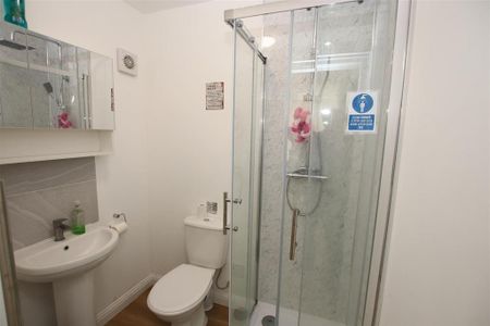 1 bedroom in a house share to rent - Photo 4