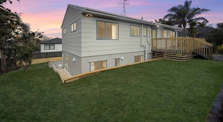 Renovated, Spacious & Stylish Family Home – Perfect for Extended Living - Photo 2