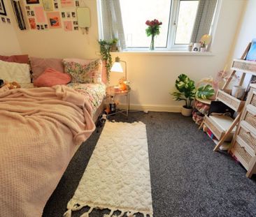 4 bedroom House in Stanmore Crescent, Leeds - Photo 2