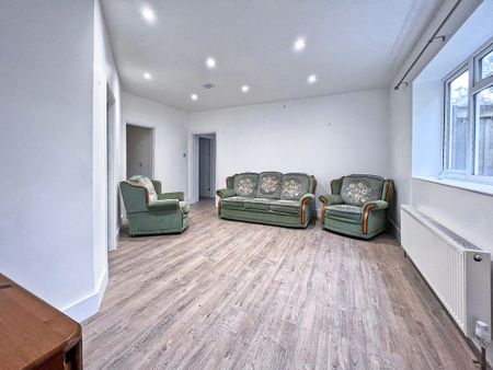 St. Johns Road, Farnborough, Hampshire, GU14 - Photo 3