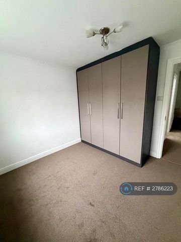 4 bedroom semi-detached house to rent - Photo 3