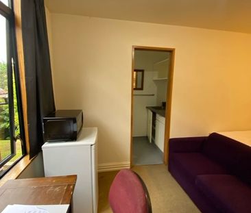 Centrally located boarding house room - Photo 1