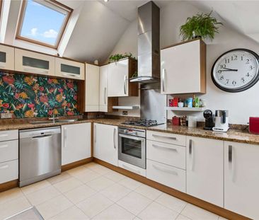 A stunning flat with its own street entrance, occupying the entire ... - Photo 1