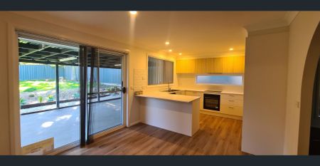 Conveniently Located Family Home - Close to Shops, Town & Beach - Photo 4